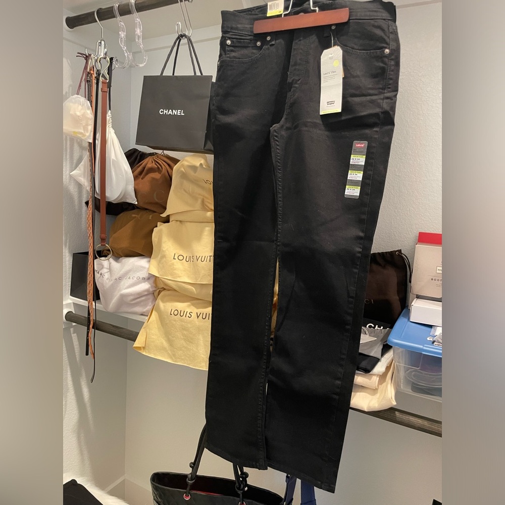 NWT Levi’s 514 straight in black size 32/34. Stretch regular fit!